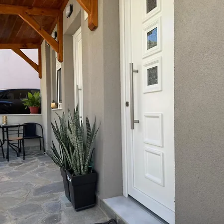 Noemi * Πρίνος